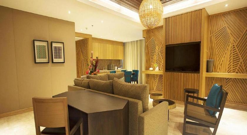 The Rinra Hotel Makassar Exterior foto