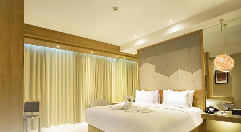 The Rinra Hotel Makassar Exterior foto