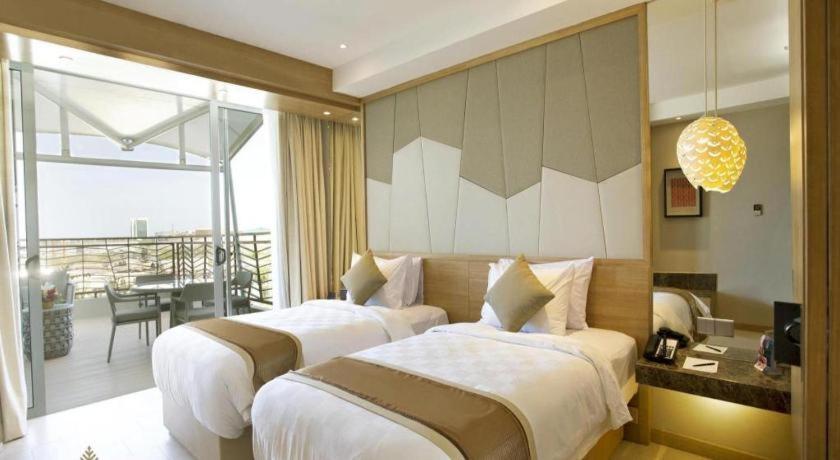 The Rinra Hotel Makassar Exterior foto