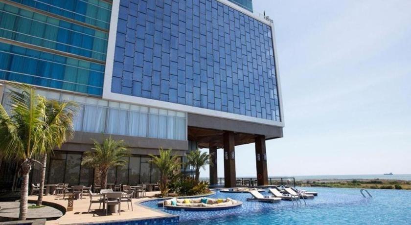 The Rinra Hotel Makassar Exterior foto