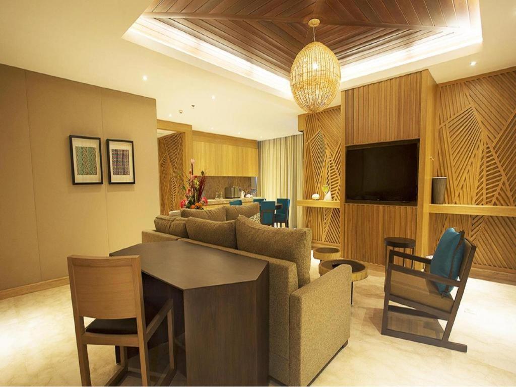 The Rinra Hotel Makassar Exterior foto